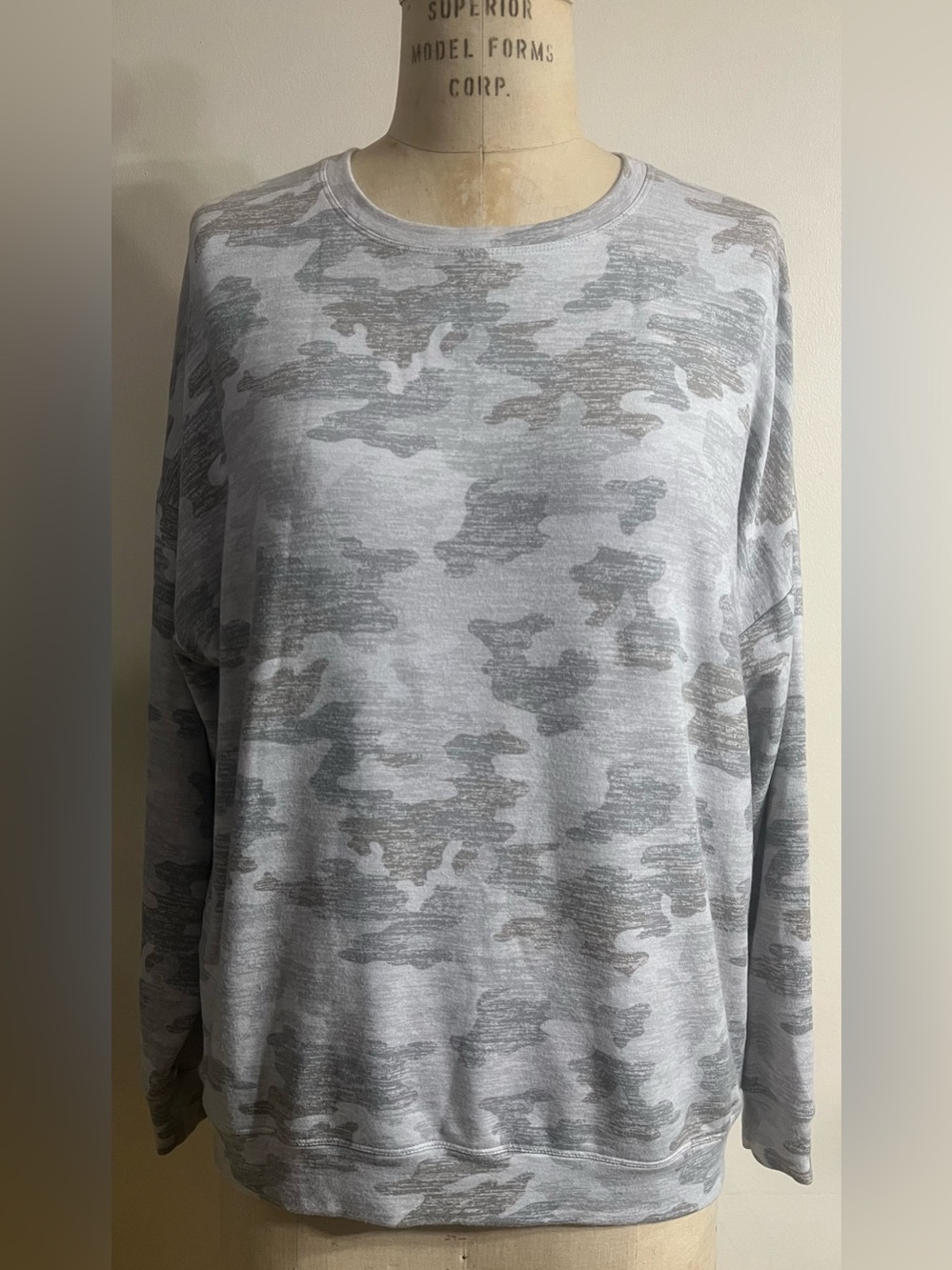 Athleta Balance Pullover Soft Sweatshirt Gray/Green Camouflage Print Size Large